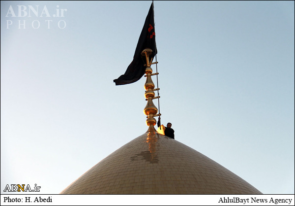 پرچم حرم امام حسین (ع) بر فراز بارگاه حضرت معصومه‌(س)/ تصاویر