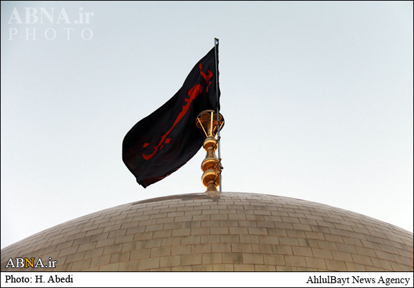 پرچم حرم امام حسین (ع) بر فراز بارگاه حضرت معصومه‌(س)/ تصاویر