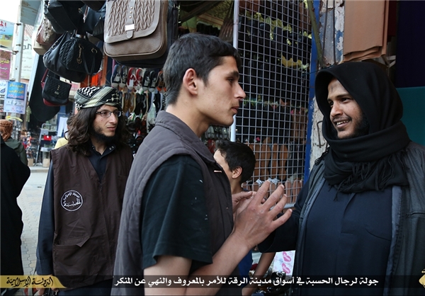 گشت بازرسی داعش در بازار رقه+ تصاویر