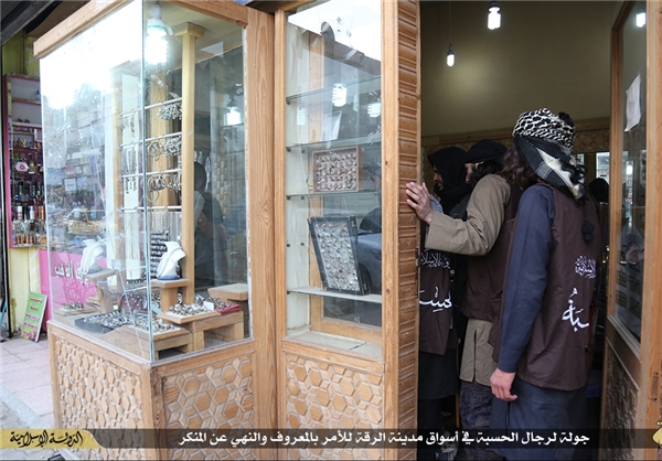 گشت بازرسی داعش در بازار رقه+ تصاویر