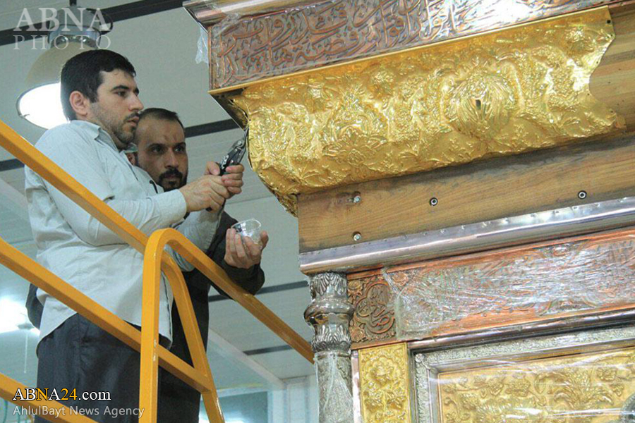 پایان قلمزنی نوار بالایی ضریح جدید حضرت عباس(ع) / گزارش تصویری