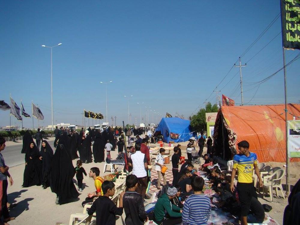 استقبال مردم بصره از زوار اربعین با آغاز حرکت کاروان‌های حسینی به سمت کربلا/ گزارش تصویری