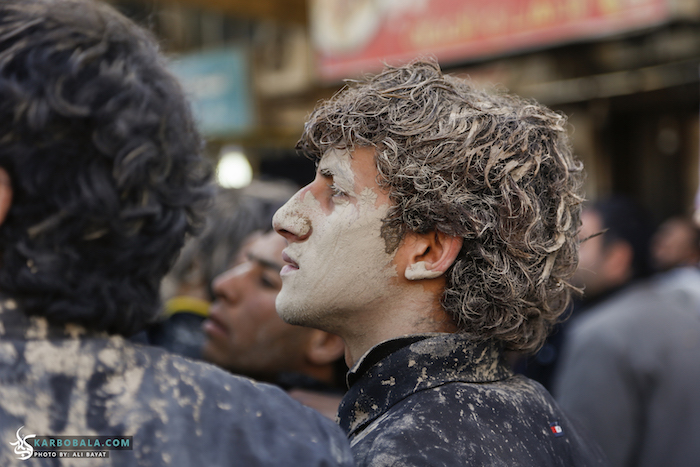 تصاویری از مراسم گل مالی زوار اربعین در کربلا