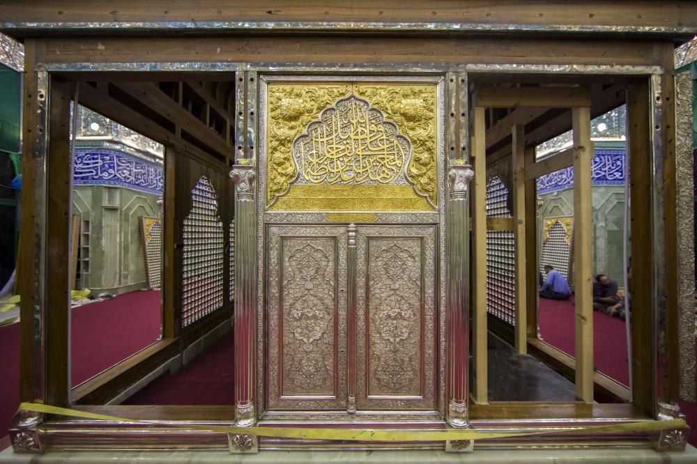 نصب درب ضریح جدید حضرت عباس (ع)  بر روی اسکلت ضریح