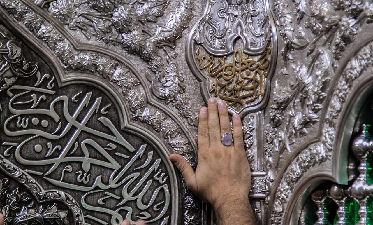 گزارش تصویری از زیارت ضریح حرم امام حسین (ع)/ دستانم را به حرمت دخیل می‌کنم (1)