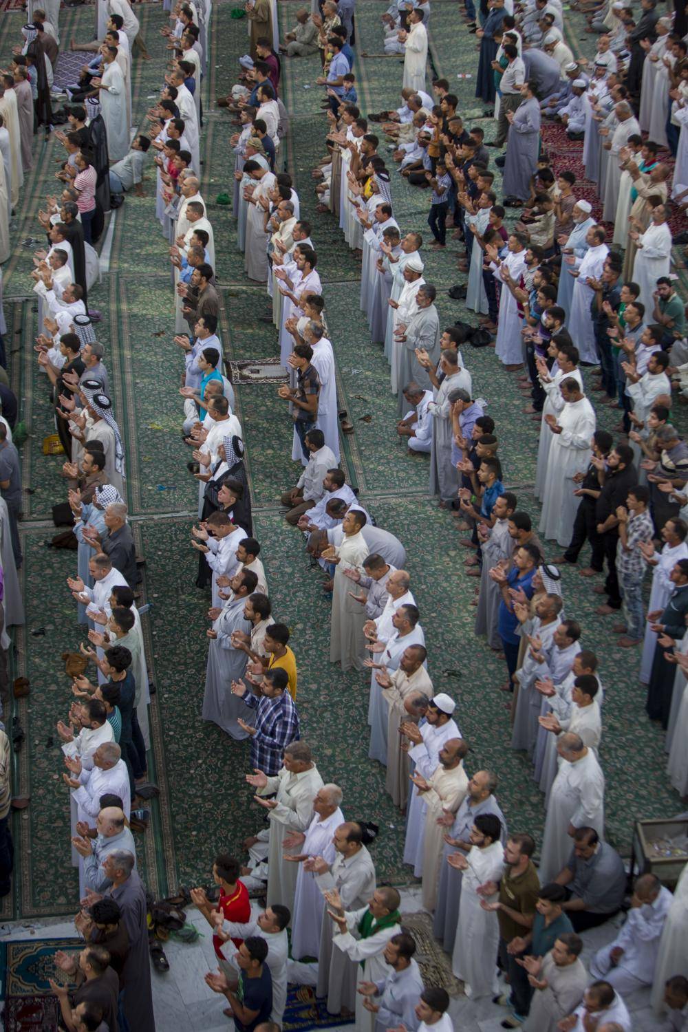 گزارش تصویری از برگزاری نماز عید سعید فطر در صحن مطهر حرم حضرت عباس (ع)
