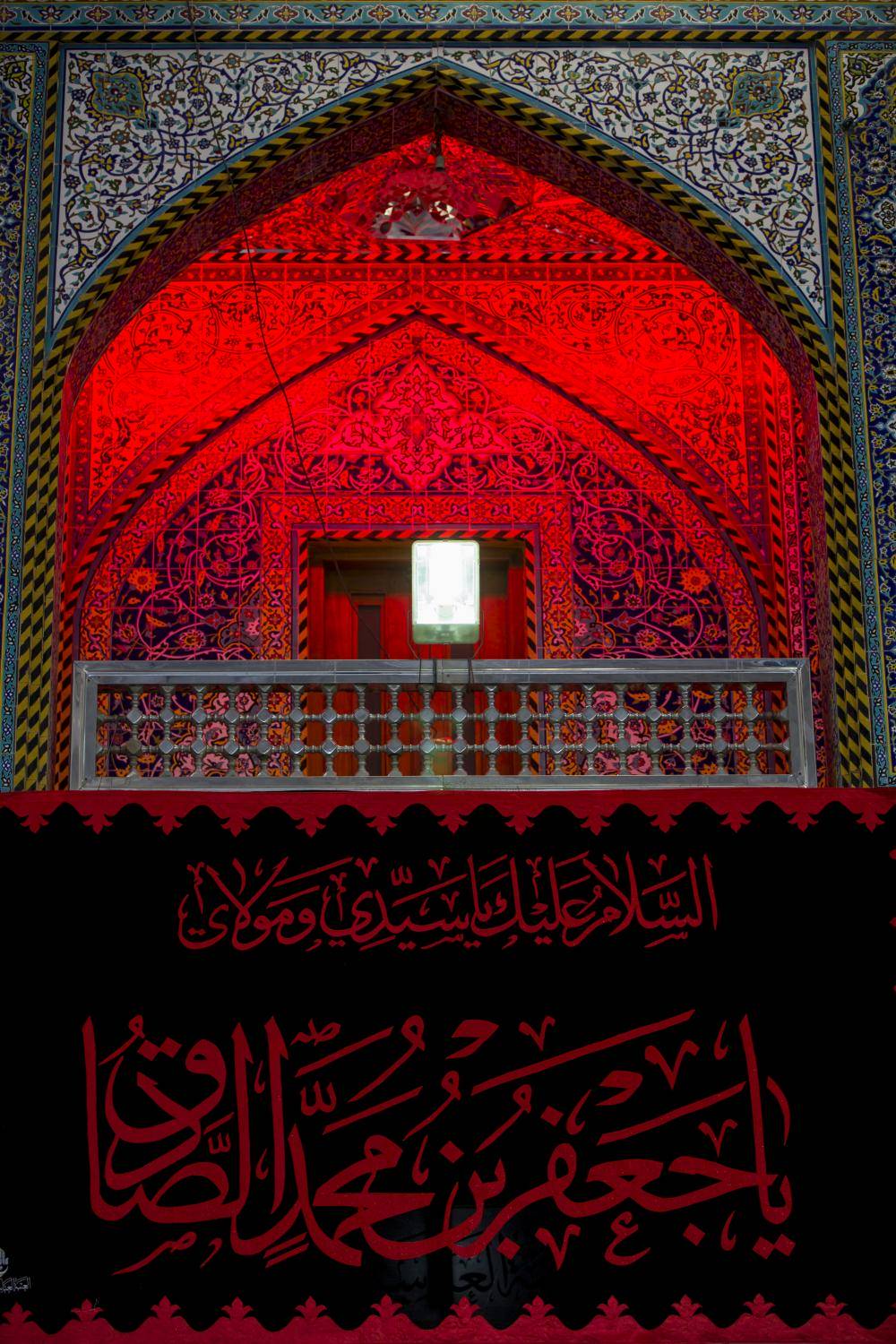 همزمان با سالروز شهادت امام صادق (ع) حرم حسینی هم سیاه پوش شد