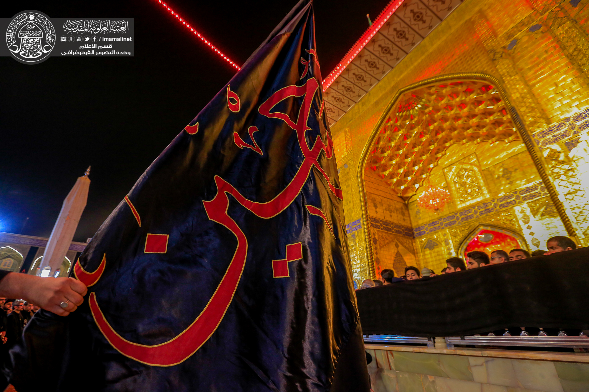 گزارش تصویری از برگزاری مراسم اهتزاز پرچم امام حسین در حرم مطهر امام علی (ع)