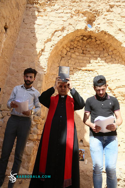 مسیحیان بغداد حرم امام حسین (ع) را زیارت کردند + تصاویر