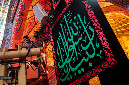 نصب پرچم‌های عزای پیامبر اسلام در حرم سیدالشهداء (ع) / گزارش تصویری