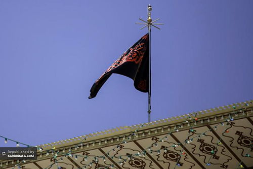 برافراشته شدن پرچم عزا بر فراز گنبد علوی / گزارش تصویری