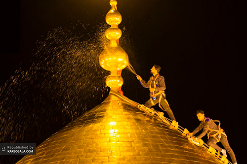 مراسم شستشوی گنبد مطهر سیدالشهدا (ع) / گزارش تصویری