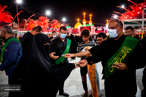 توزیع خرمای درختان بین‌الحرمین میان زائران عزادار / گزارش تصویری