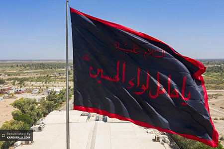برافراشته شدن پرچم سیاه در نقطه آغازین «طریق الکربلاء» / عکس