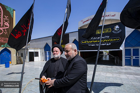 برافراشته شدن پرچم سیاه در نقطه آغازین «طریق الکربلاء» / عکس