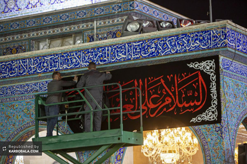 خادمان آستان عباسی، حرم زینب کبری (س) را سیاه‌پوش کردند / گزارش تصویری