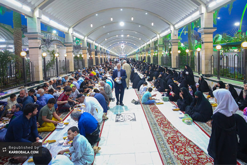 سفره افطار آستان حسینی در بین‌الحرمین / گزارش تصویری