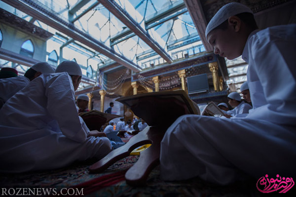 جوانان سفیدپوش قرآنی در حرم حضرت عباس علیه‌السلام/ تصاویر