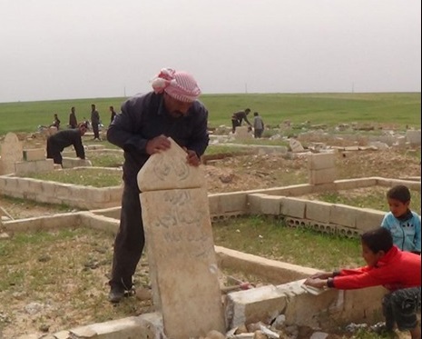داعش مردم حسکه را مجبور به تخریب قبور کرد + تصاویر