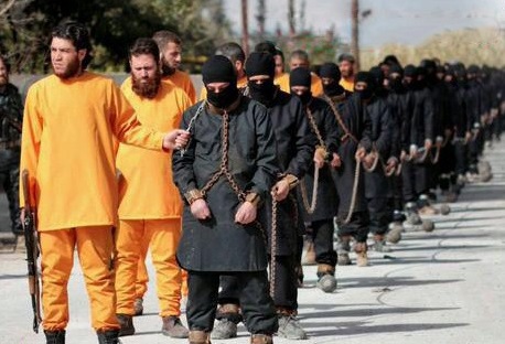 اعدام عناصر داعش توسط نارنجی‌پوشان! + عکس
