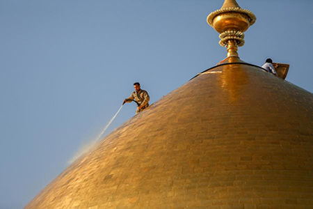 آیین شستشوی گنبد حرم امام علی (ع) / گزارش تصویری