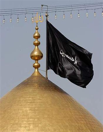 نصب پرچم عزا بر گنبد حرم امام حسین علیه‌السلام