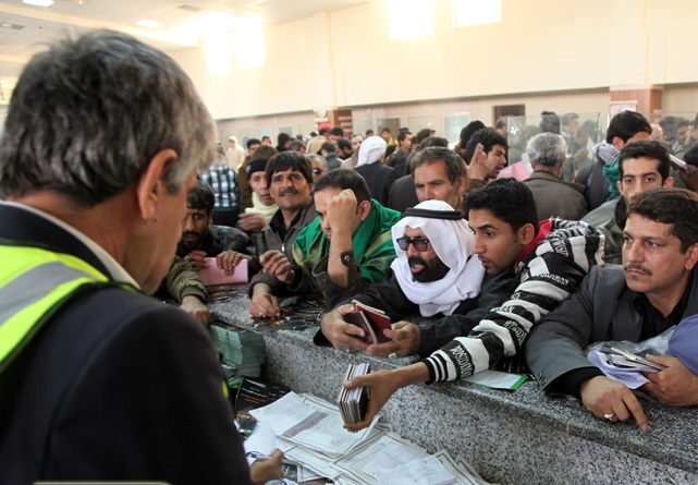 ادامه ورود خیل عظیم زائران حسینی به عراق