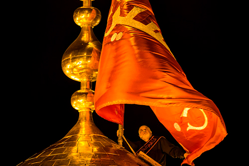 مراسم تعویض پرچم گنبد مطهر حسینی، متفاوت از سال‌های گذشته