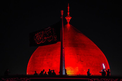 اهتزاز پرچم عزای پیامبر خاتم بر فراز ایوان نجف