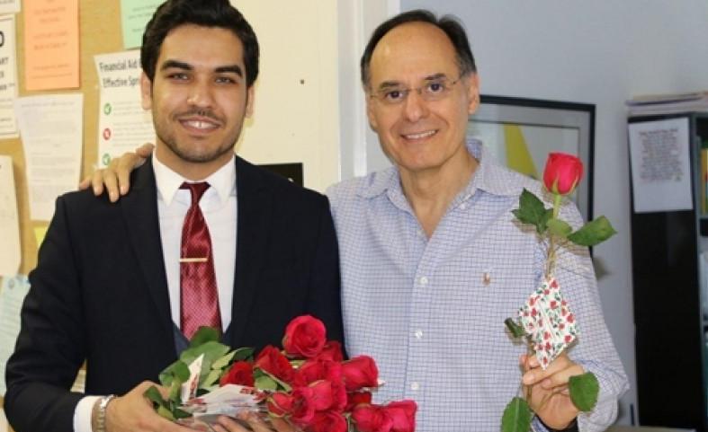 کمپین «بگو یا حسین» و اهدای گل به اساتید امریکایی
