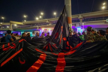 پرچم عزا بر فراز میدان مرکزی نجف اشرف برافراشته شد