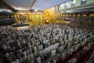 گزارش تصویری از برگزاری نماز عید سعید فطر در صحن مطهر حرم حضرت عباس (ع)
