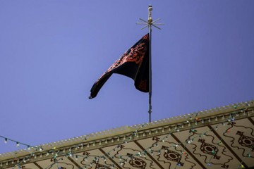 برافراشته شدن پرچم عزا بر فراز گنبد علوی / گزارش تصویری