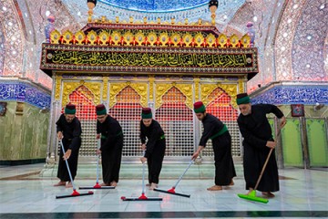 غبارروبی و شستشوی حرم حضرت اباالفضل (ع) / گزارش تصویری