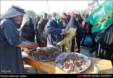 راهبر راه را برای زائران اربعینی هموار می کند