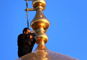 پرچم حرم امام حسین (ع) بر فراز بارگاه حضرت معصومه‌(س)/ تصاویر