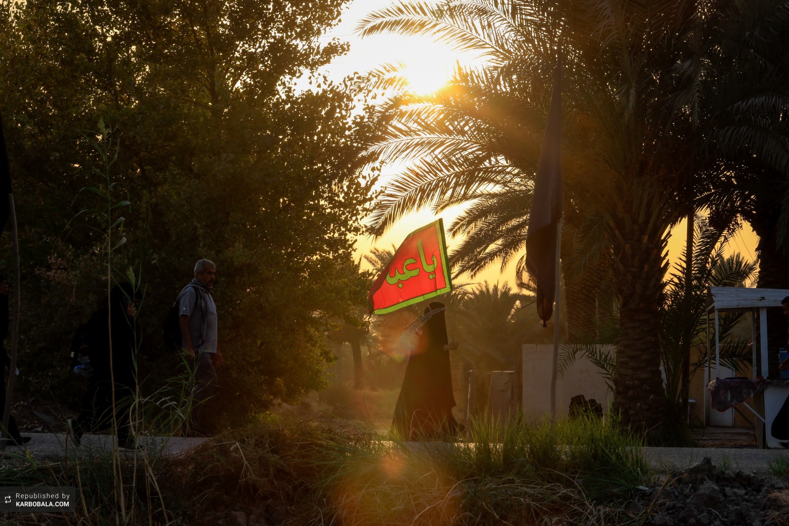 پرچم سرخ یا عباس (ع) در دستِ زوار اربعین حسینی