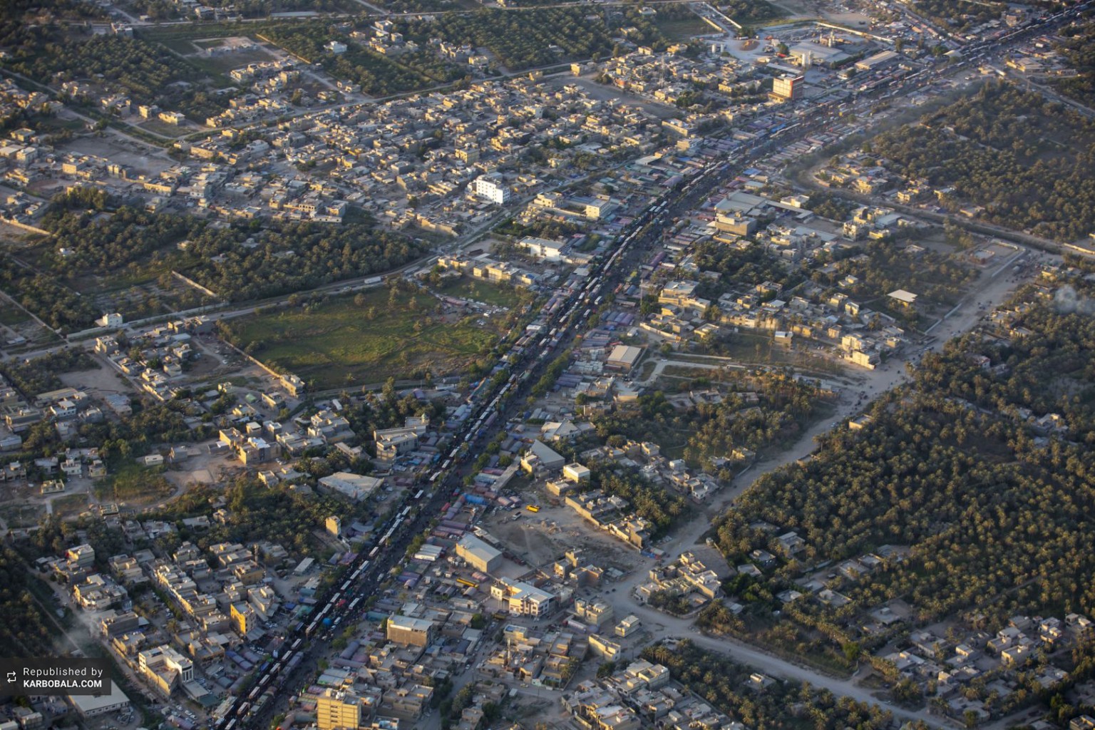 جمعیت عظیم زائران حرم حسینی در راه کربلا