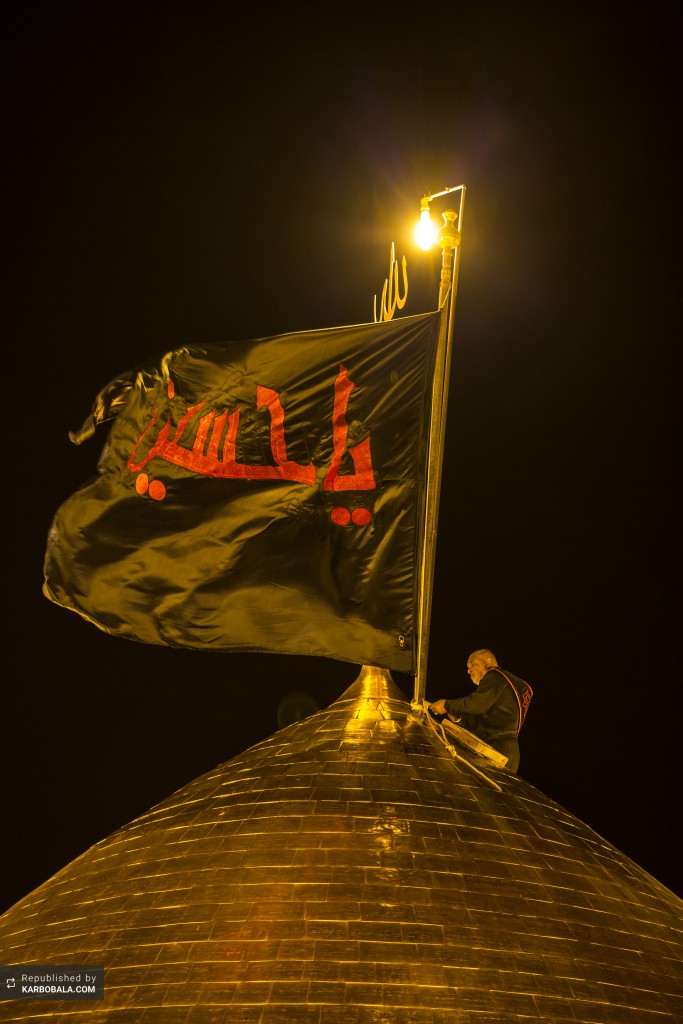 نصب پرچم عزا با شروع ماه محرم