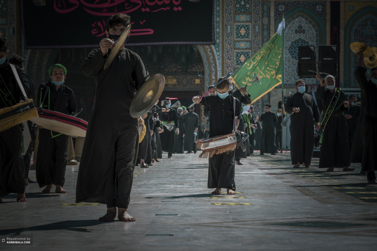 صفوف منظم عزاداران حسینی در حرم ساقی کربلا