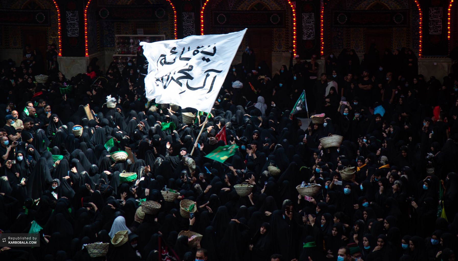 پرچم یا قائم آل محمد میان عزاداران ظهر عاشورا در کربلا