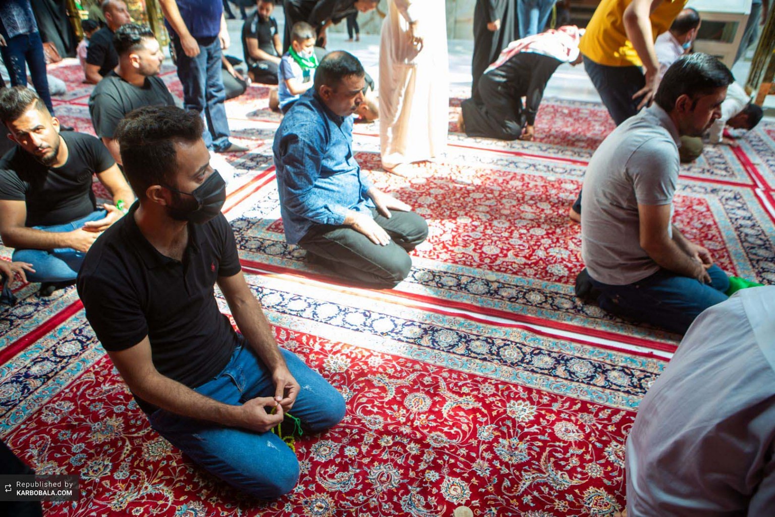 نماز جماعت در کربلا با رعایت فاصله اجتماعی