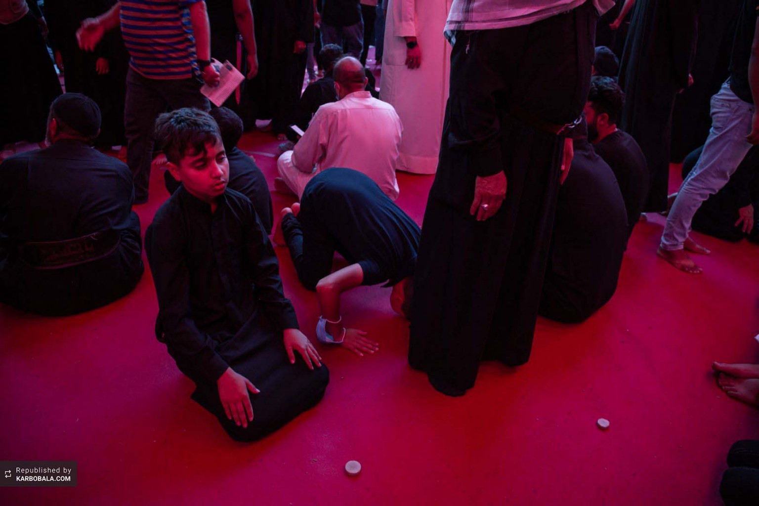 اقامه نماز  نوجوان پاک حسینی در روز اربعین