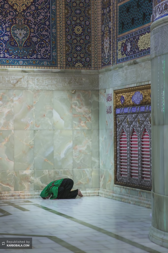 سجده نماز در کنار ضریحِ قتلگاه کربلا