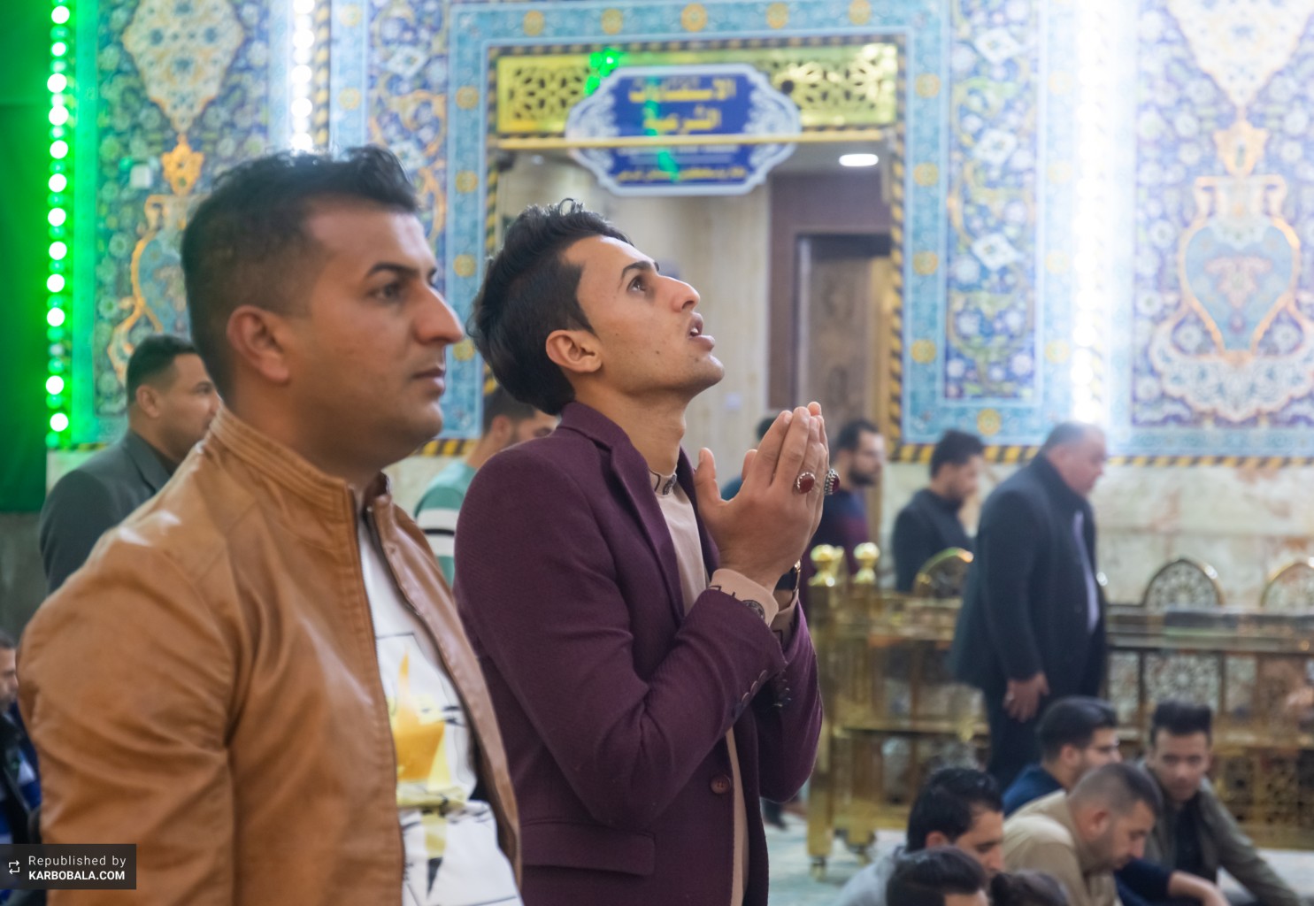 زائران حرم ابوالشهدا‌(ع) در حال نماز و مناجات