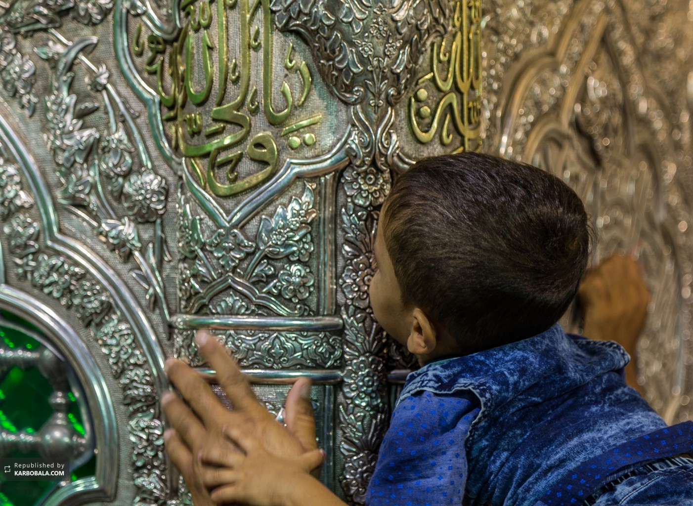 زائر خردسال حسینی در کنار ضریح آن حضرت