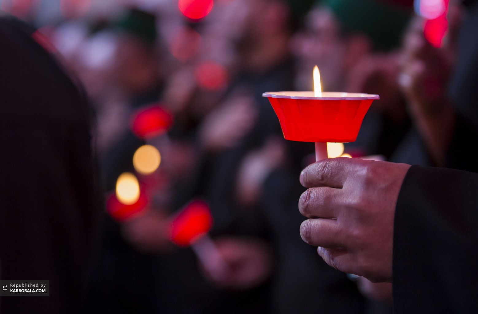 شمع‌های روشن شده توسط خادمان حرم مطهر حضرت عباس ‌علیه‌السلام