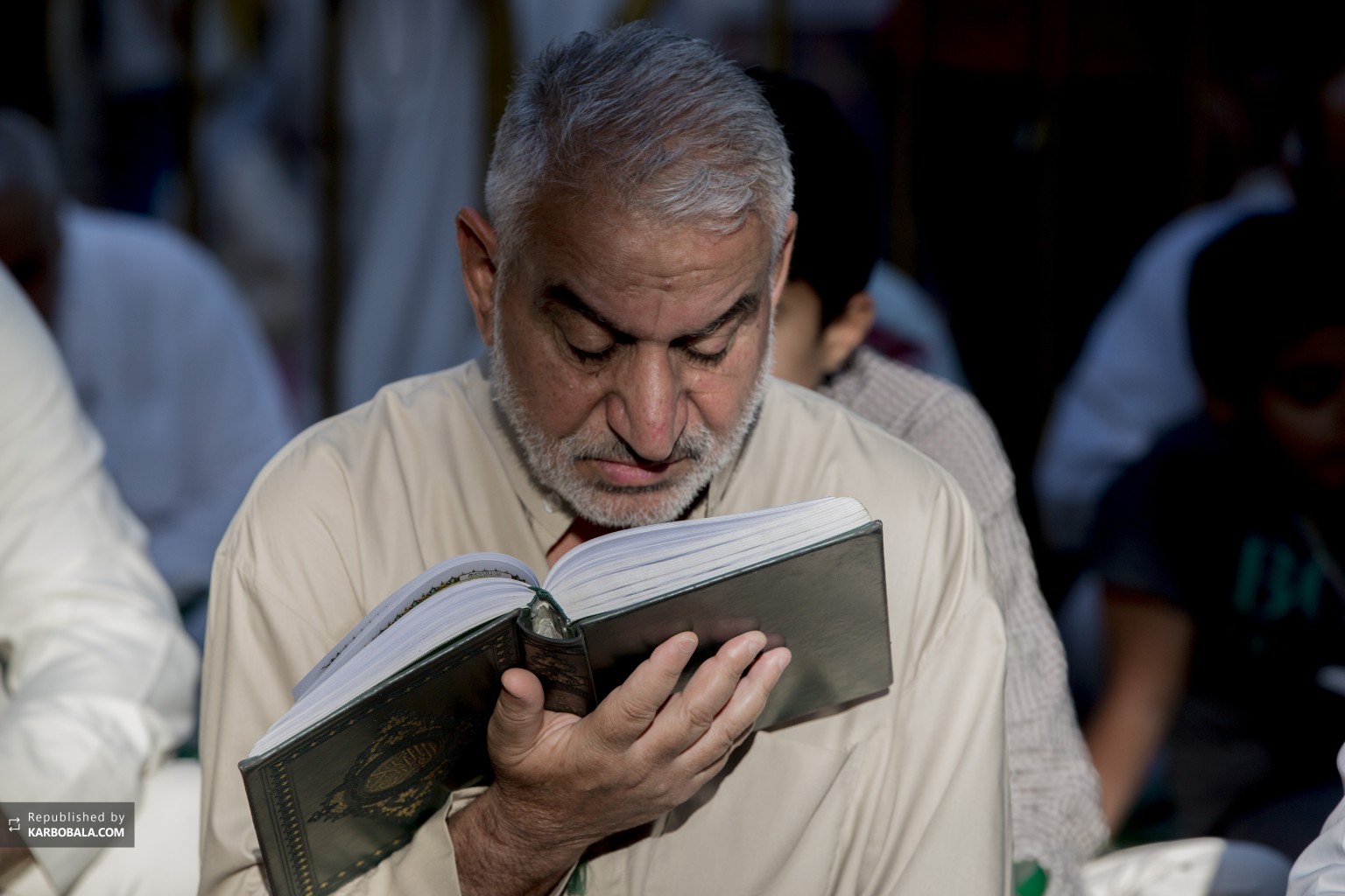 قرائت قرآن توسط زائر اباعبدالله علیه السلام در ماه رمضان