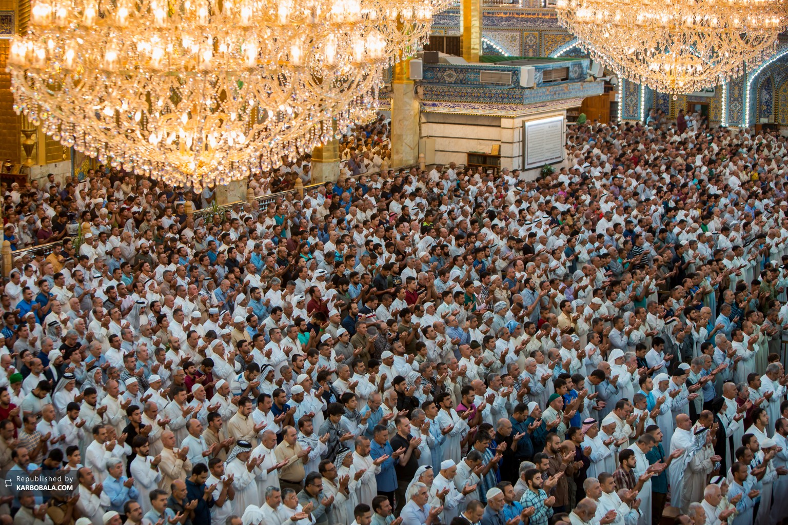 برپایی نماز عید قربان در حرم علمدار کربلا