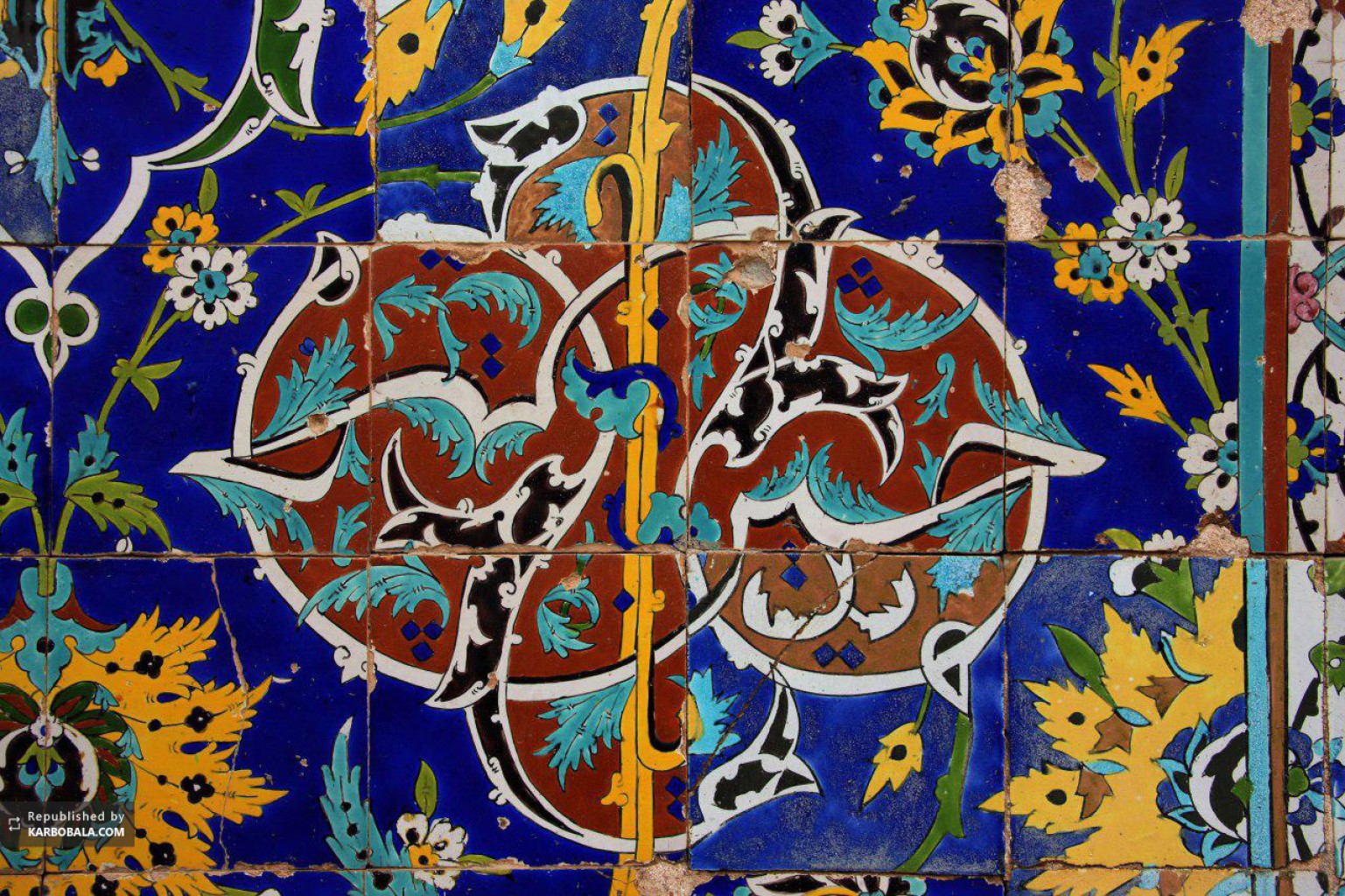 نمایش هنر کاشی کاری در کتیبه‌ها و نقوش اسلامی
